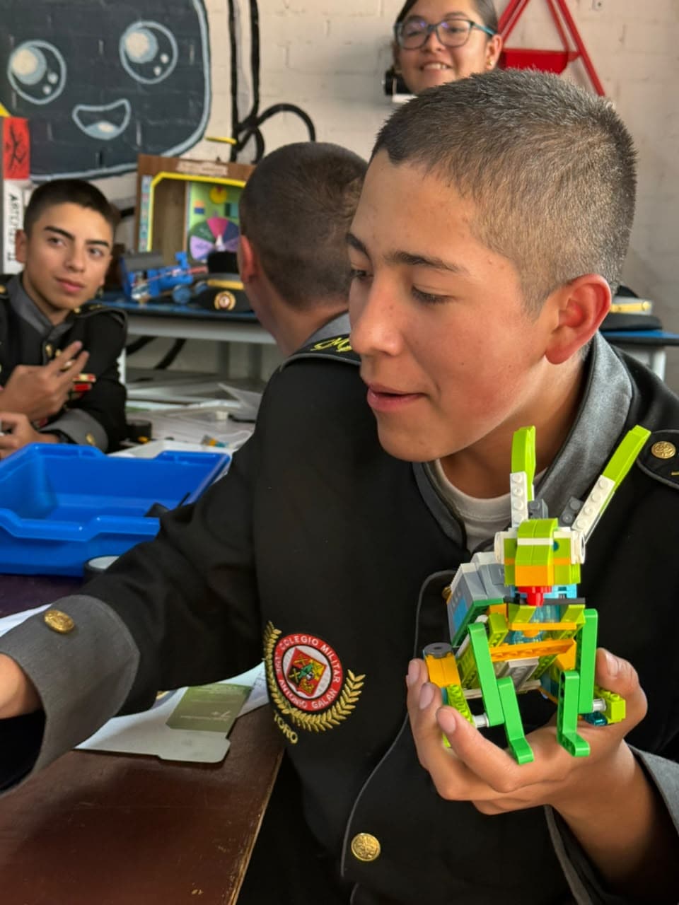 Estudiante construyendo un proyecto con LEGO WeDo
