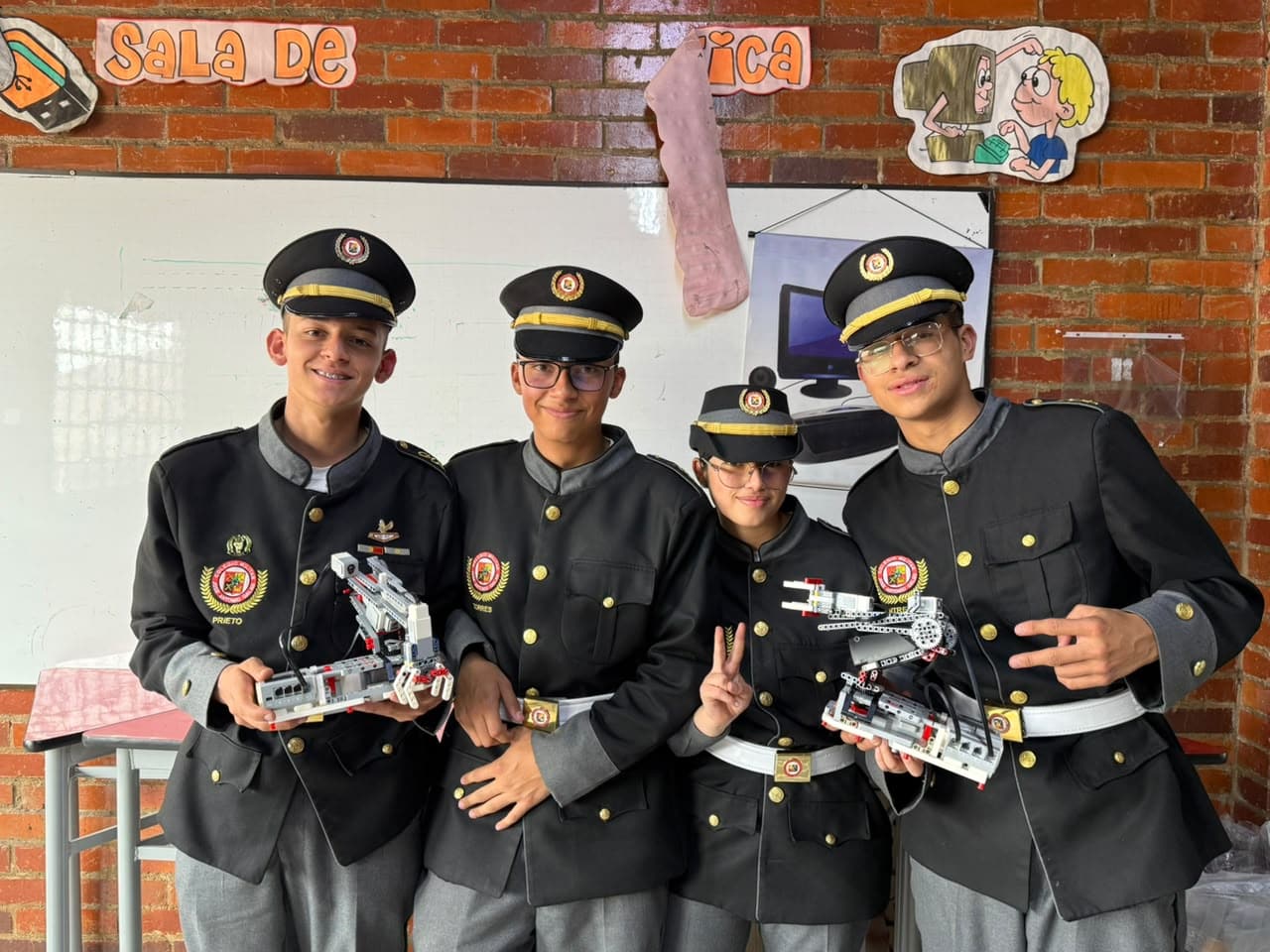 Estudiantes presentando proyectos de robótica educativa